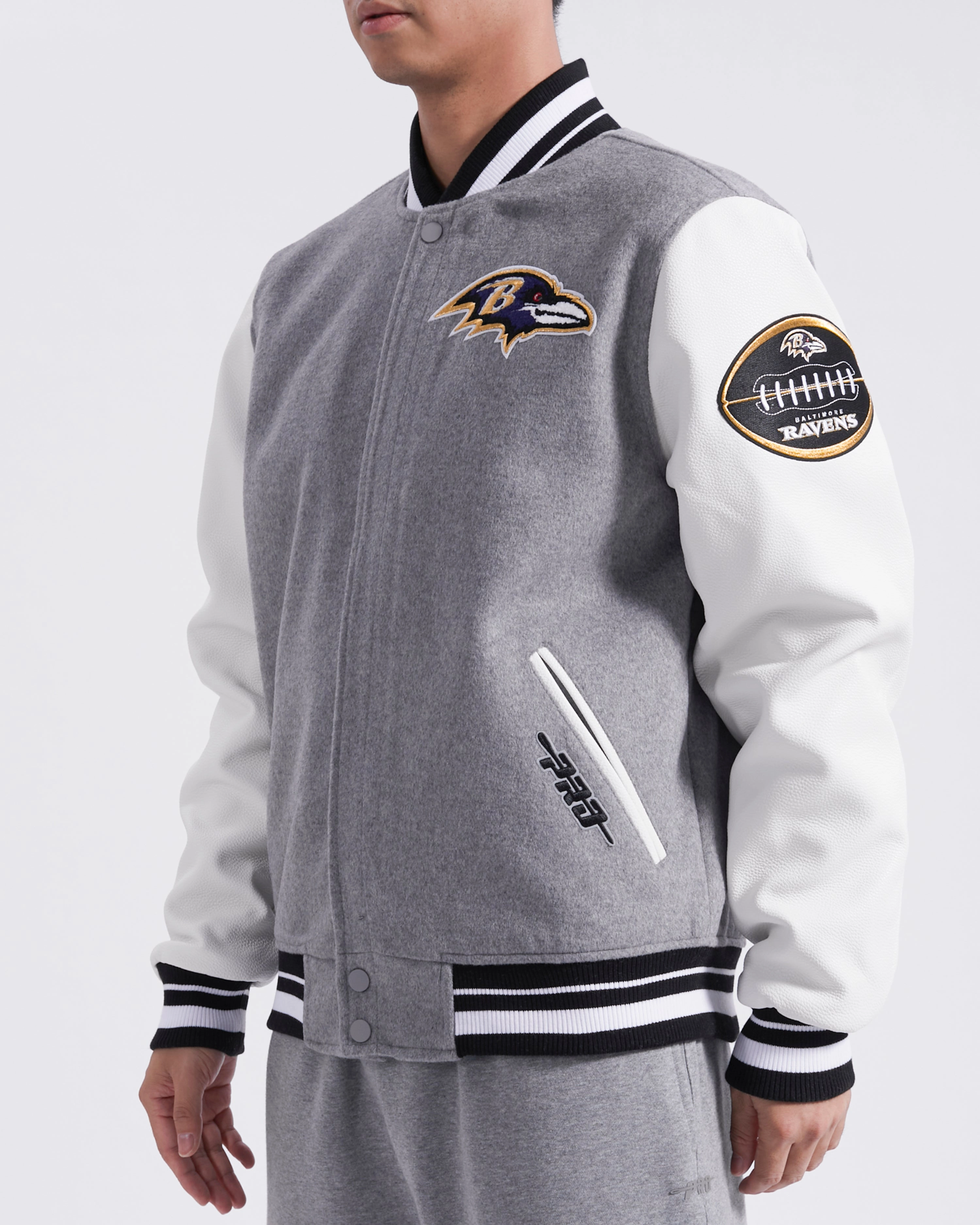 NFL BALTIMORE RAVENS OLD ENGLISH MEN'S RIB WOOL VARSITY JACKET (HEATHER GREY/WHITE/BLACK)