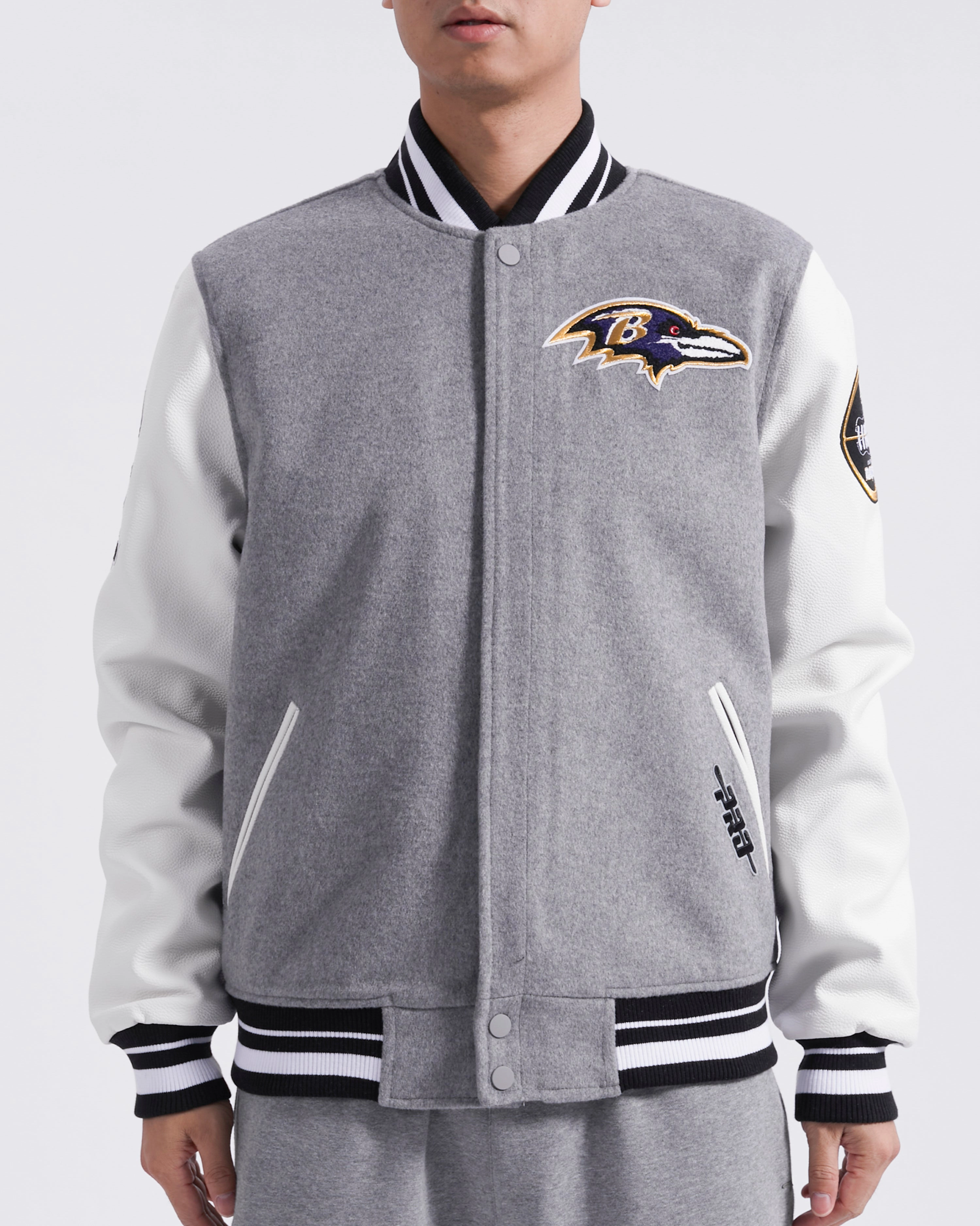 NFL BALTIMORE RAVENS OLD ENGLISH MEN'S RIB WOOL VARSITY JACKET (HEATHER GREY/WHITE/BLACK)